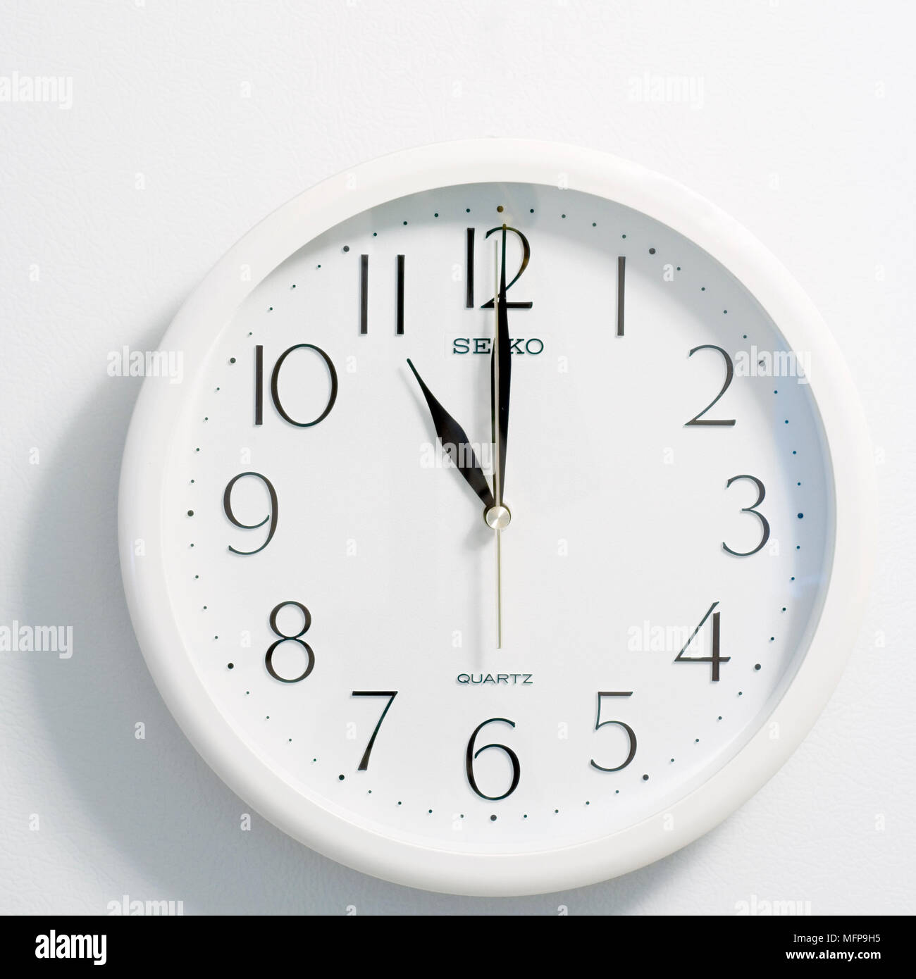 Nahaufnahme des Gesichts des modernen clock Stil, runde weiße und schwarze Zifferblatt zu der Zeit elf Uhr Stockfoto