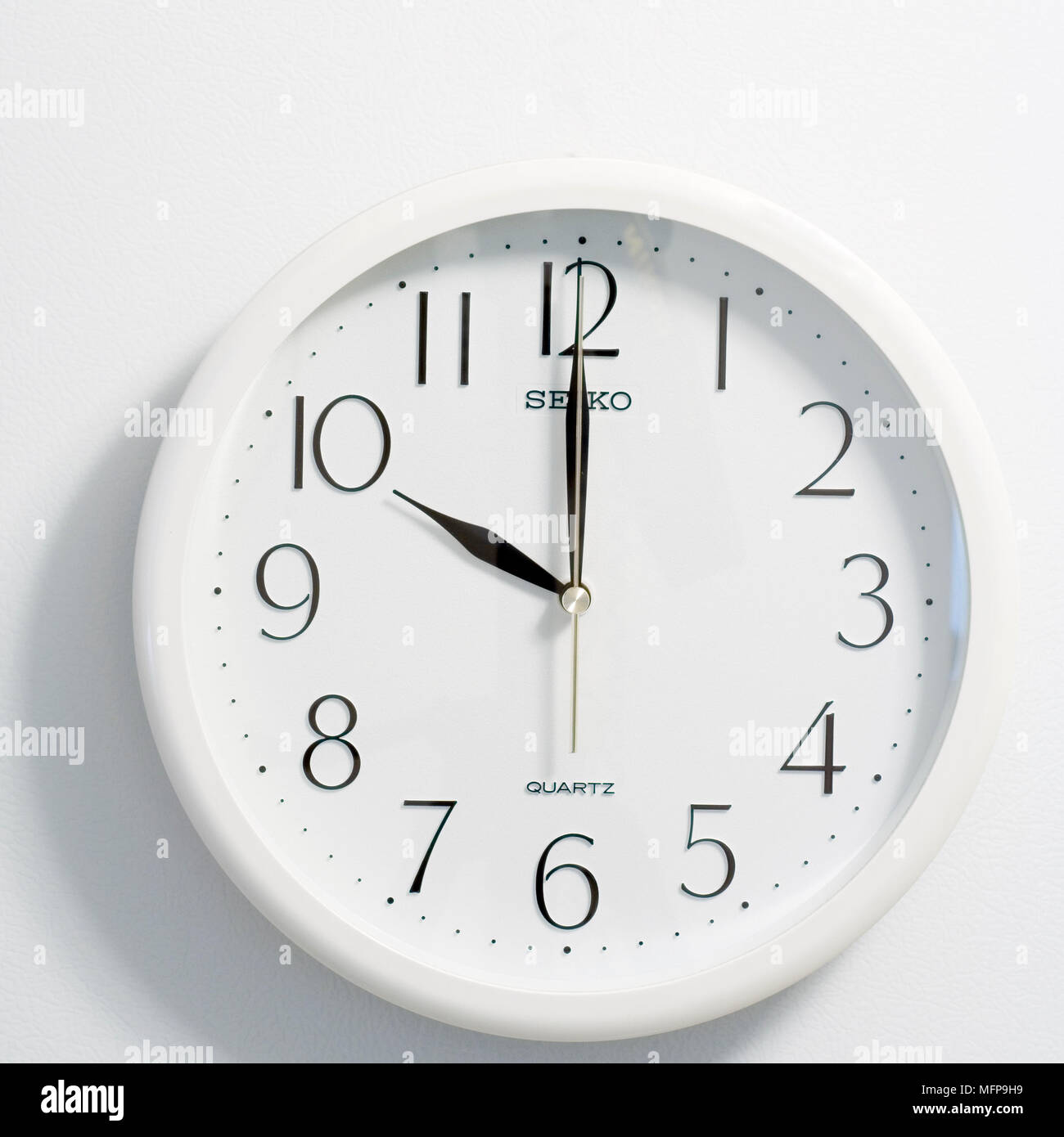 Nahaufnahme des Gesichts des modernen clock Stil, runde weiße und schwarze Zifferblatt zur Zeit zehn Uhr Stockfoto