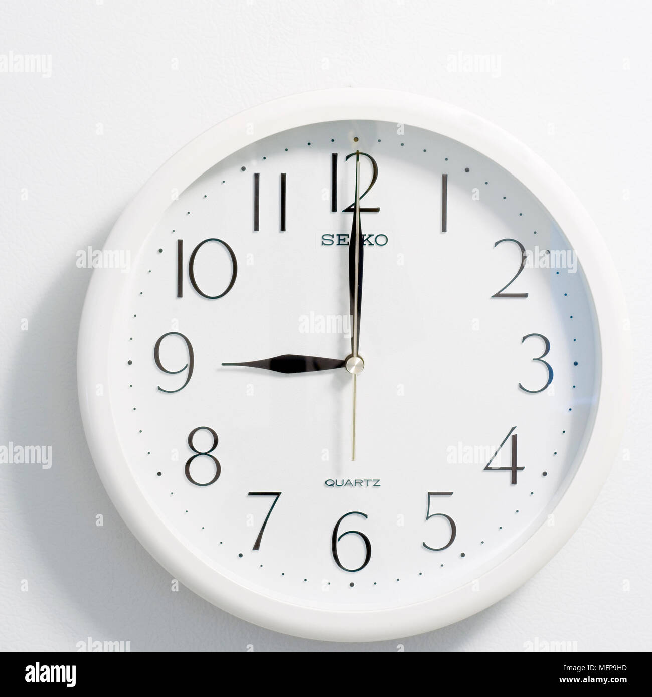 Nahaufnahme des Gesichts des modernen clock Stil, runde weiße und schwarze Zifferblatt zur Zeit neun Uhr Stockfoto