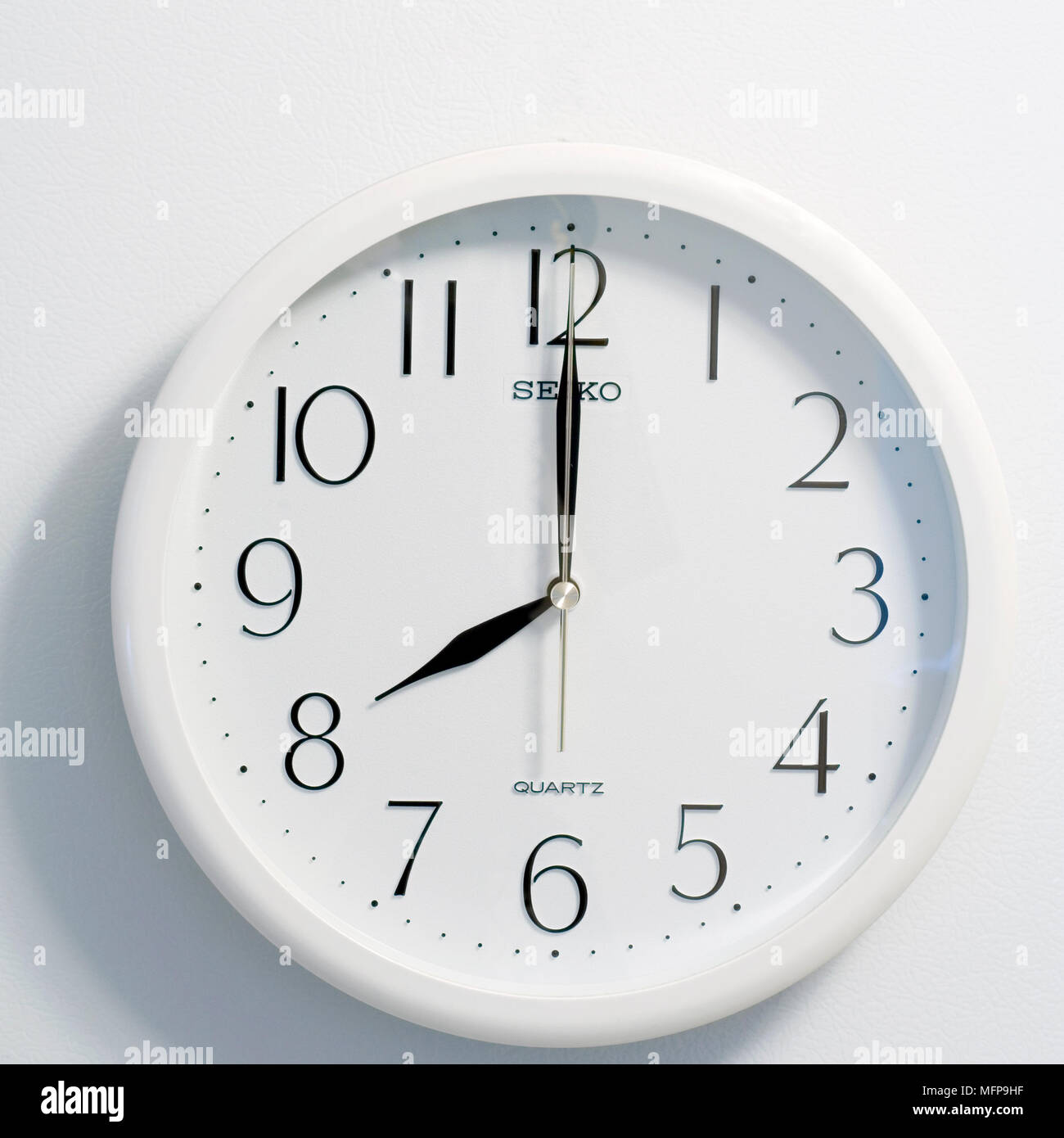 Nahaufnahme des Gesichts des modernen clock Stil, runde weiße und schwarze Zifferblatt zur Zeit acht Uhr Stockfoto