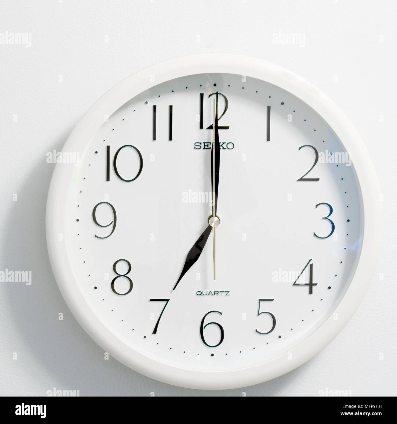 Nahaufnahme des Gesichts des modernen clock Stil, runde weiße und schwarze Zifferblatt zu der Zeit sieben Uhr Stockfoto