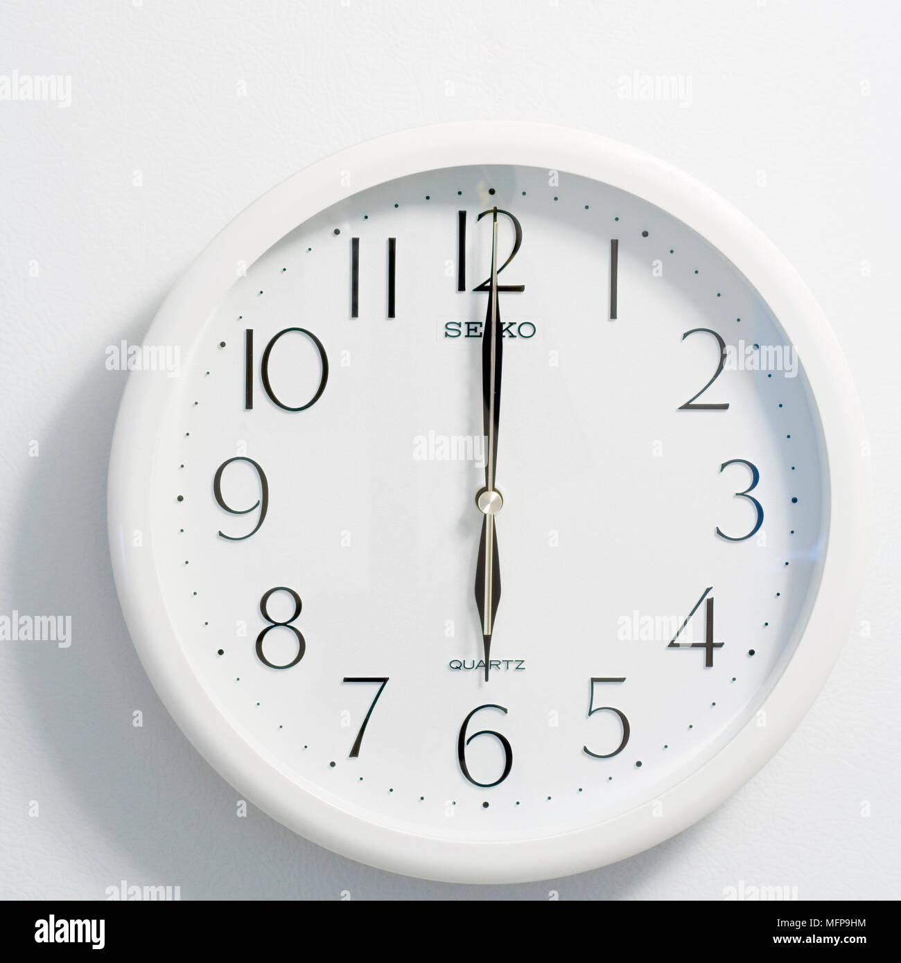 Nahaufnahme des Gesichts des modernen clock Stil, runde weiße und schwarze Zifferblatt bei sechs Uhr Stockfoto