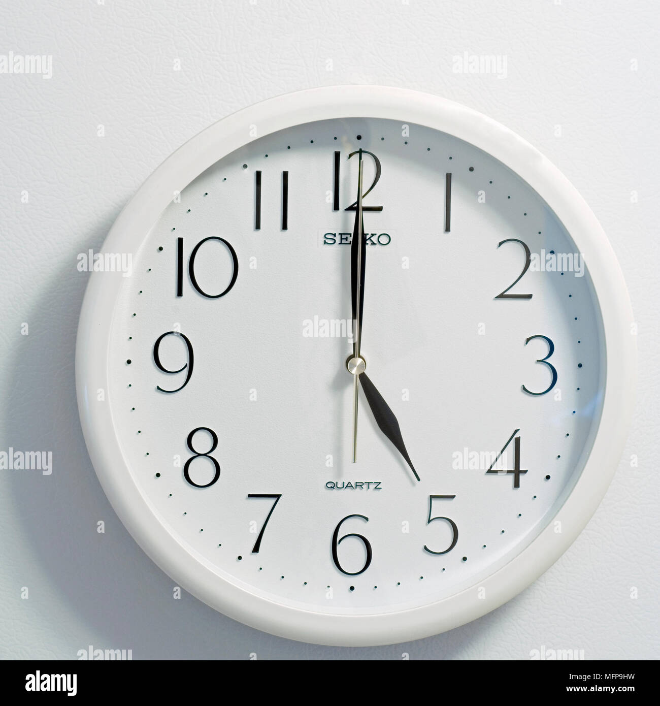Nahaufnahme des Gesichts des modernen clock Stil, runde weiße und schwarze Zifferblatt zu der Zeit fünf Uhr Stockfoto