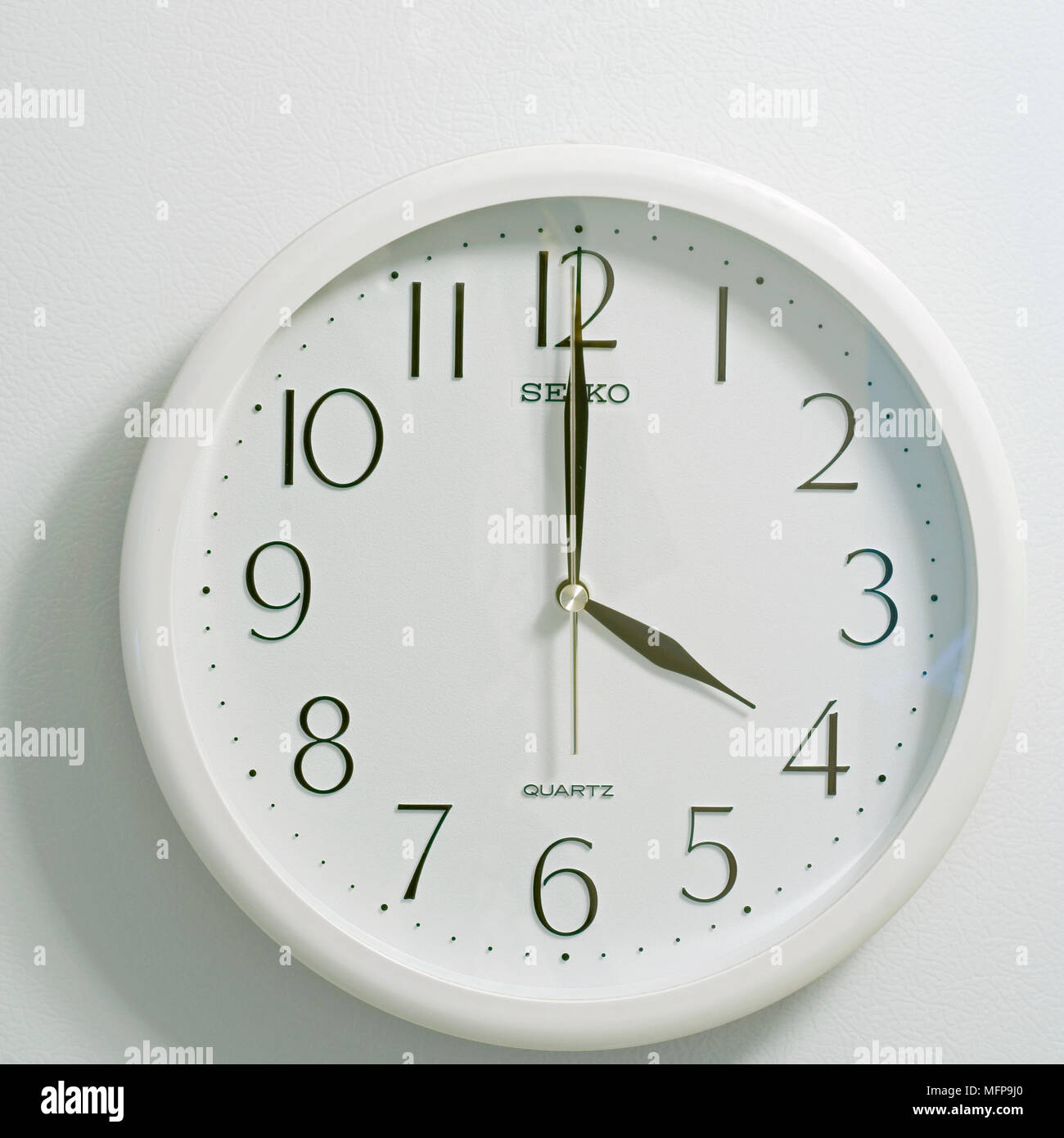 Nahaufnahme des Gesichts des modernen clock Stil, runde weiße und schwarze Zifferblatt bei Four O'Clock. Stockfoto