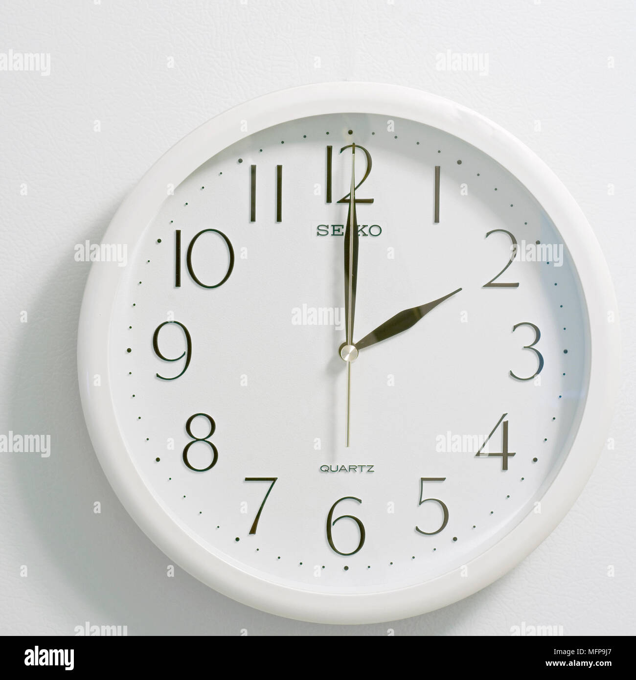 Nahaufnahme des Gesichts des modernen clock Stil, runde weiße und schwarze Zifferblatt zu der Zeit zwei Uhr auf weißem Hintergrund Stockfoto