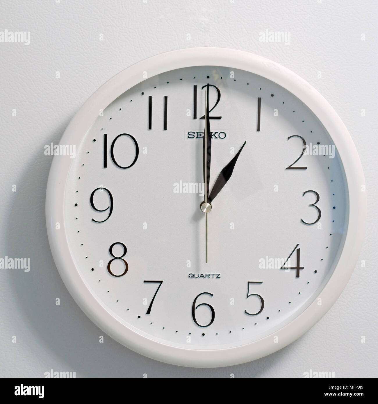 Nahaufnahme des Gesichts des modernen clock Stil, runde weiße und schwarze Zifferblatt zum Zeitpunkt der 1-Uhr-Position auf weißem Hintergrund Stockfoto