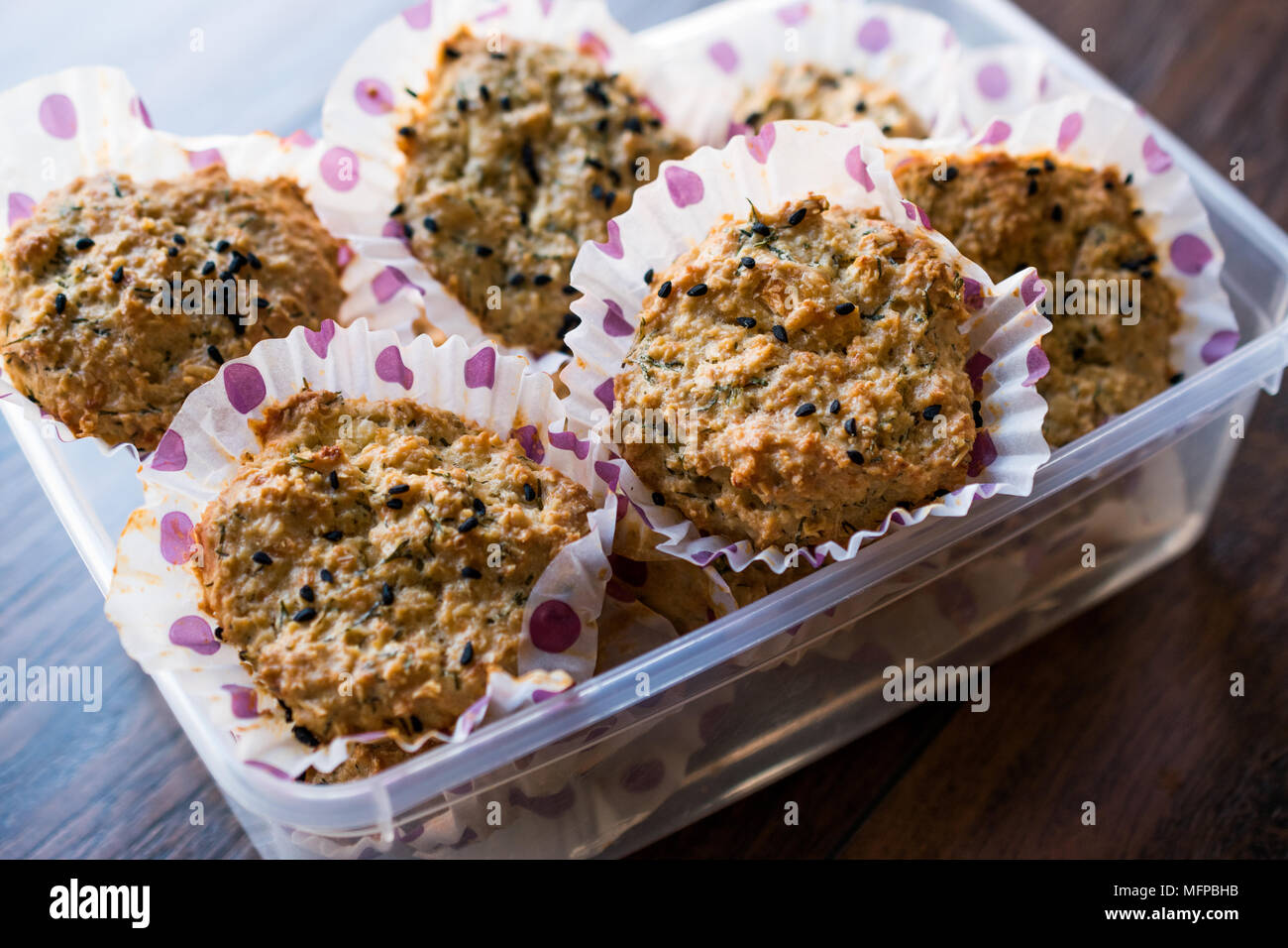 Selbstgemachte salzige Oat Cookies mit schwarzer Kreuzkümmel. Kein Mehl. Glutenfrei. Ökologische Lebensmittel. Stockfoto