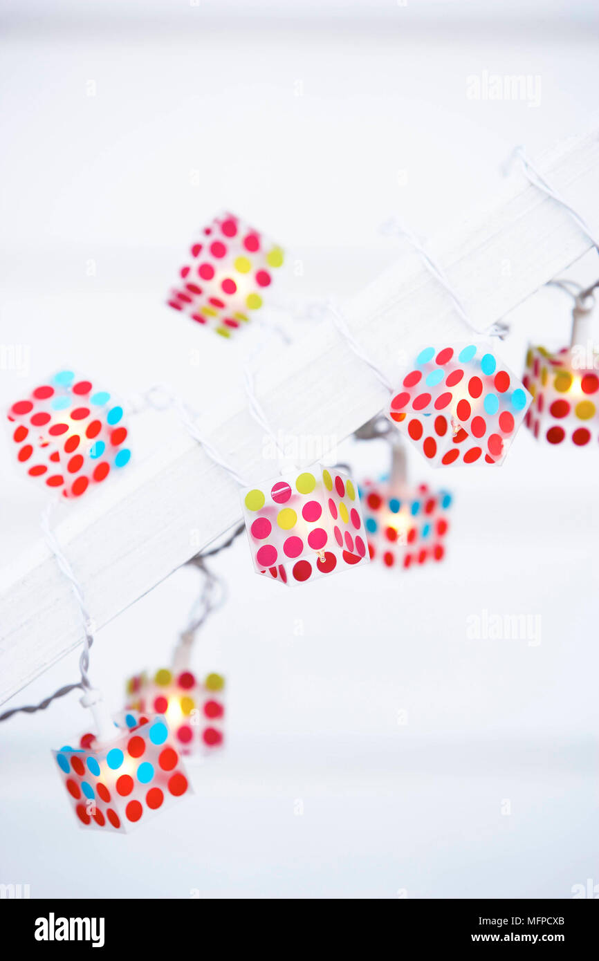 Würfelförmige Lichterketten mit spot Muster Stockfoto