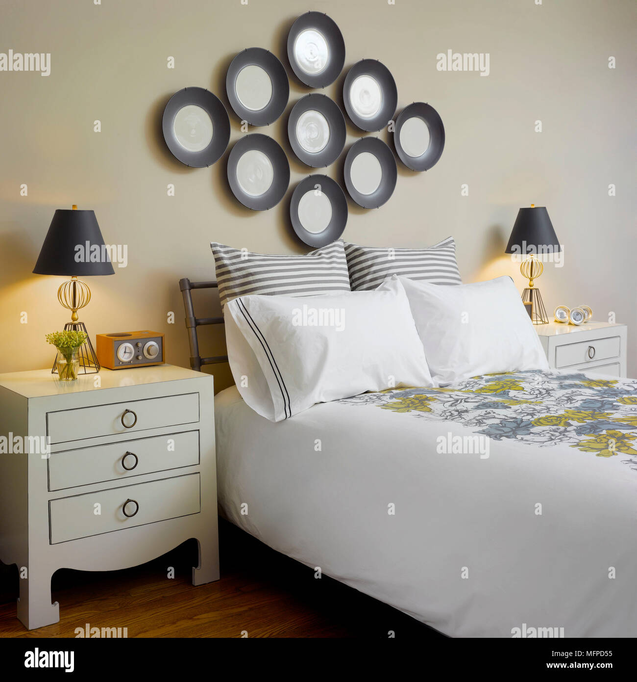Lampe Auf Die Kommode Neben Dem Doppelbett Im Traditionellen Stil Schlafzimmer New York Usa Stockfotografie Alamy