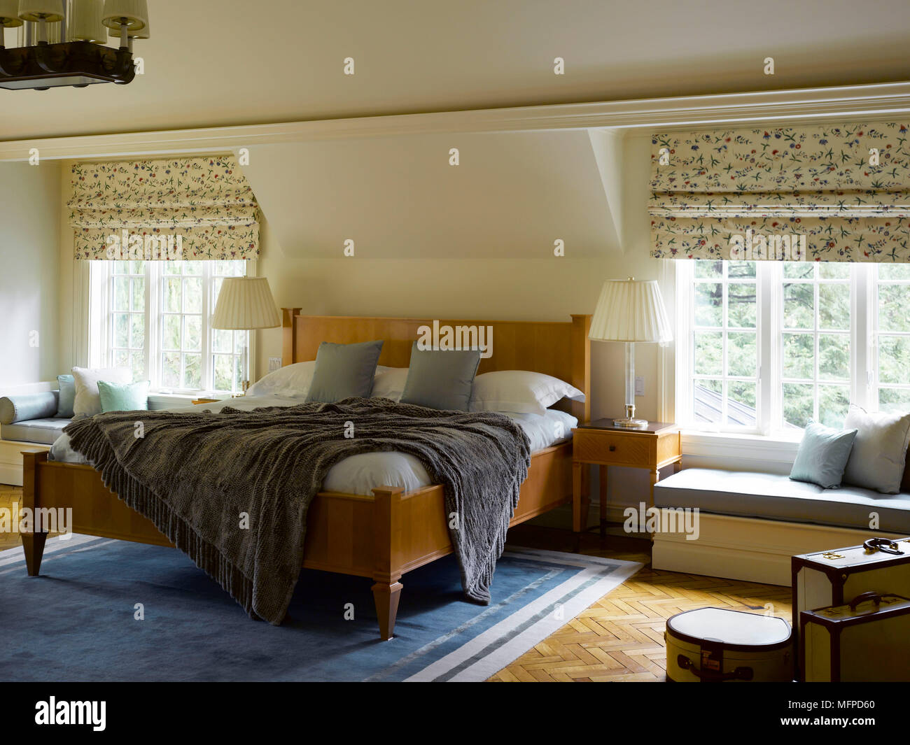 Wodoen Doppelbett im geräumigen Schlafzimmer, Bedford, New York, USA Stockfoto