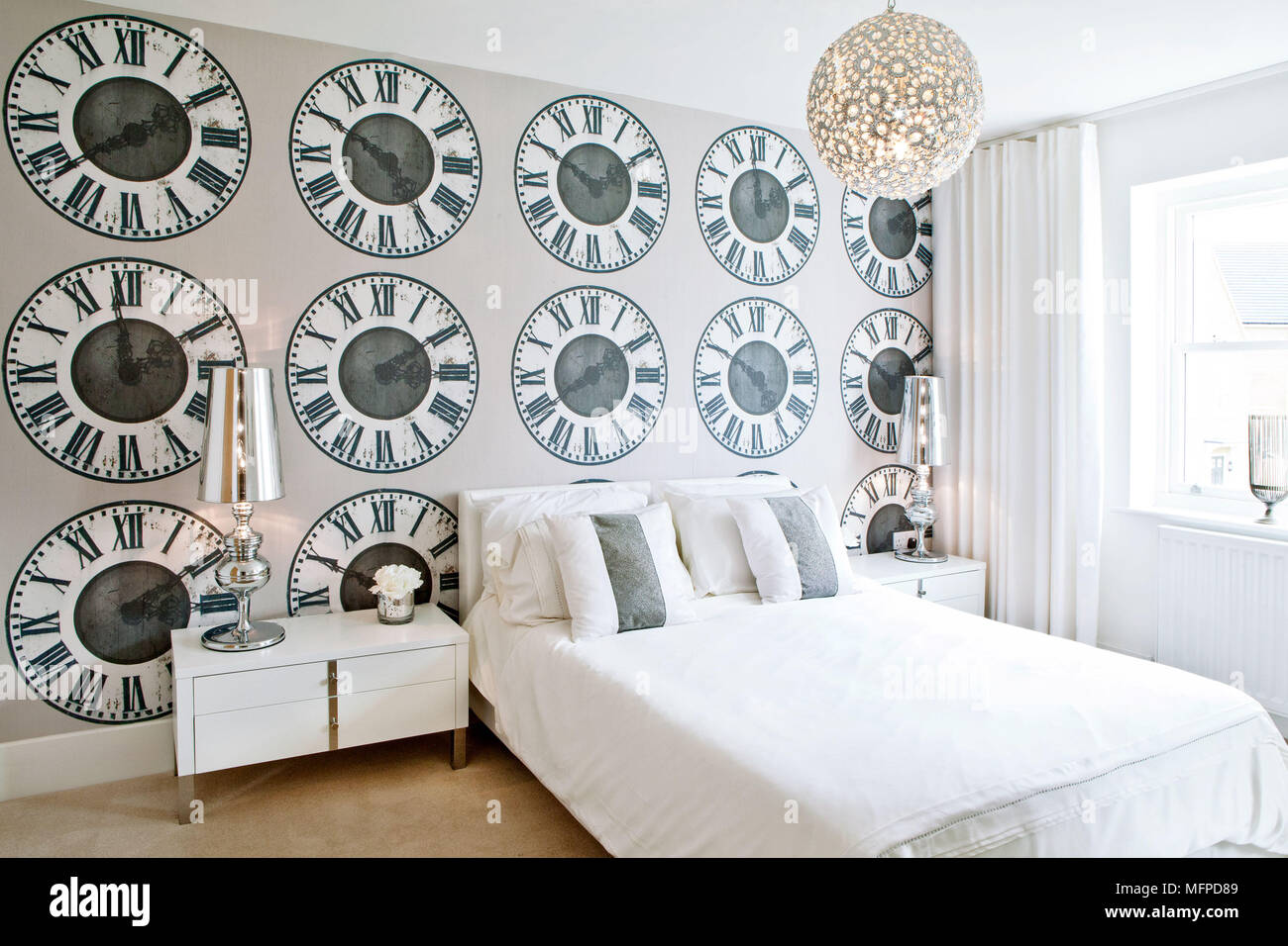 Doppelbett in modernes Schlafzimmer mit grauen Kunstwerke an den Wänden Stockfoto