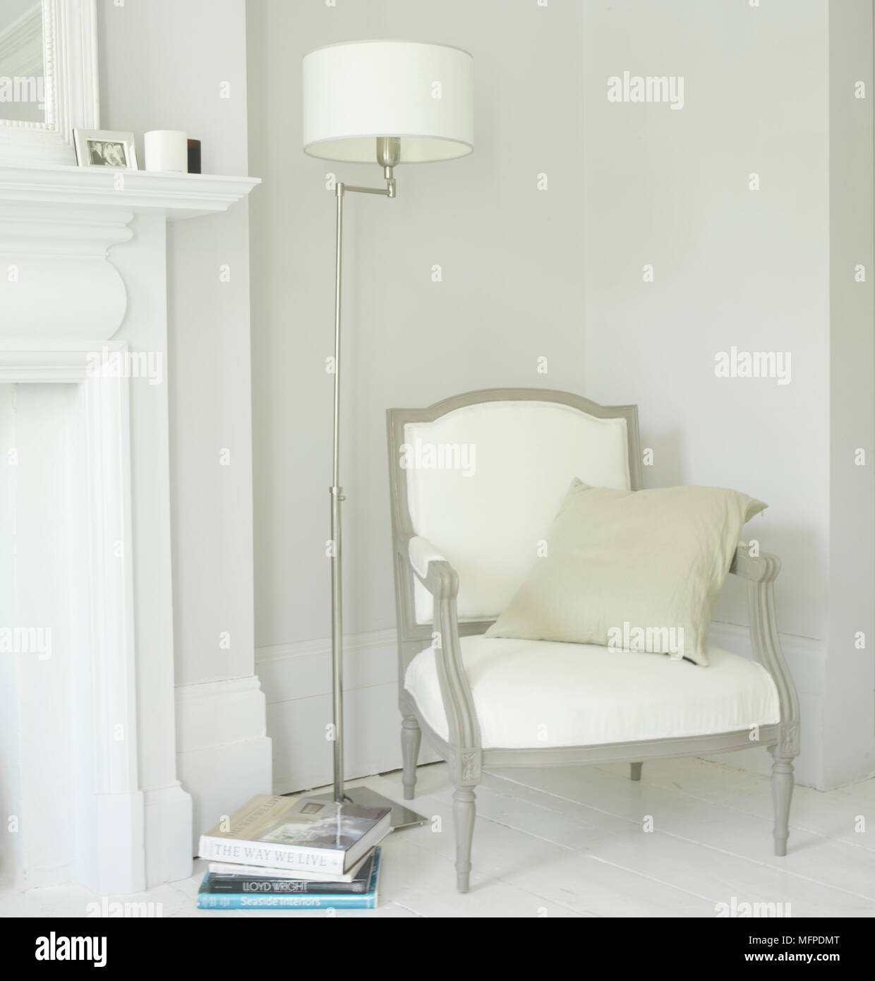 Graue Wände Kamin Stockfotos & Graue Wände Kamin Bilder - Alamy