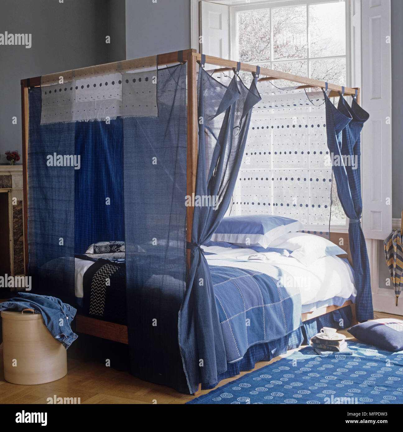 Doppelbett Himmelbett mit Vorhängen in Blau Stockfotografie - Alamy