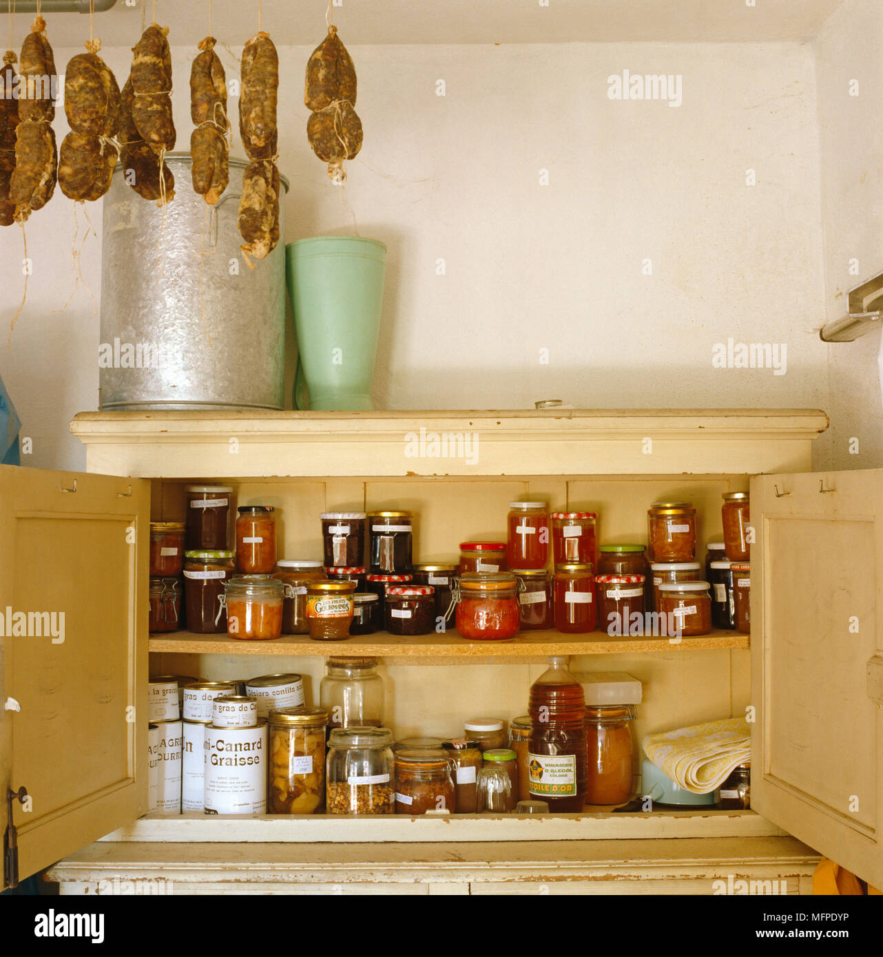 Essen Schrank mit Gläsern von Konserven und Dosen gefüllt Stockfotografie -  Alamy