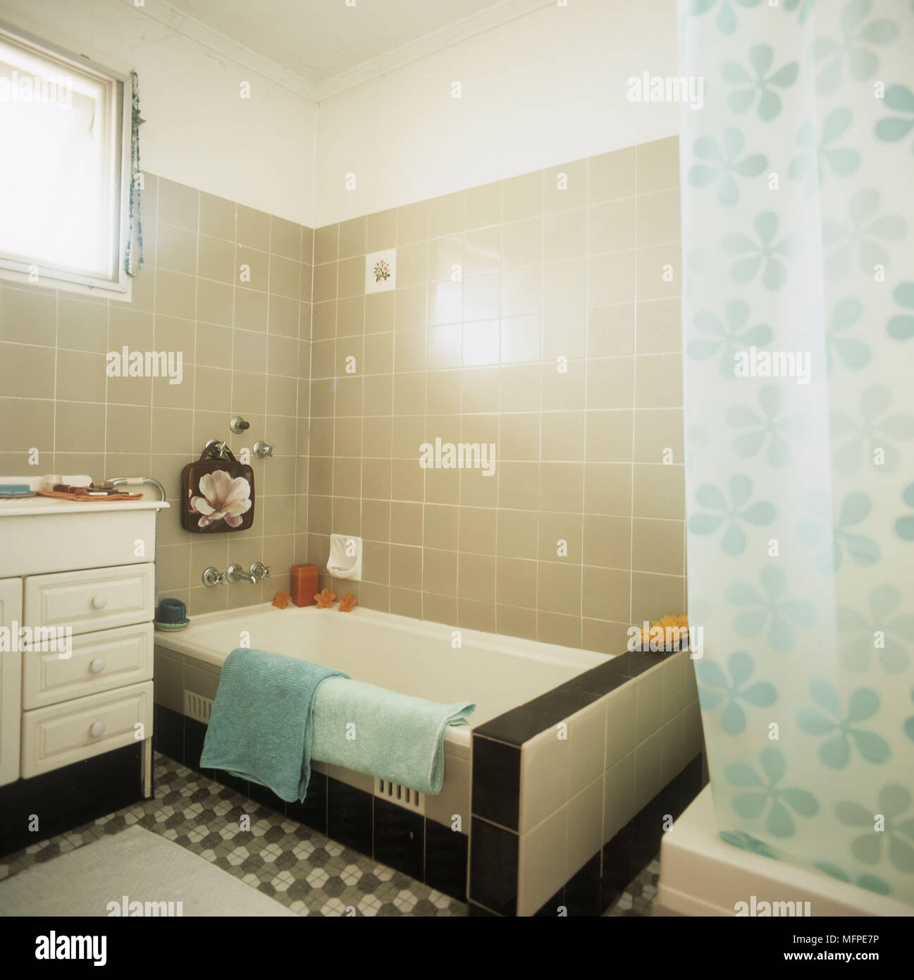Ein modernes gefliestes Bad Badewanne Duschvorhang Stockfoto