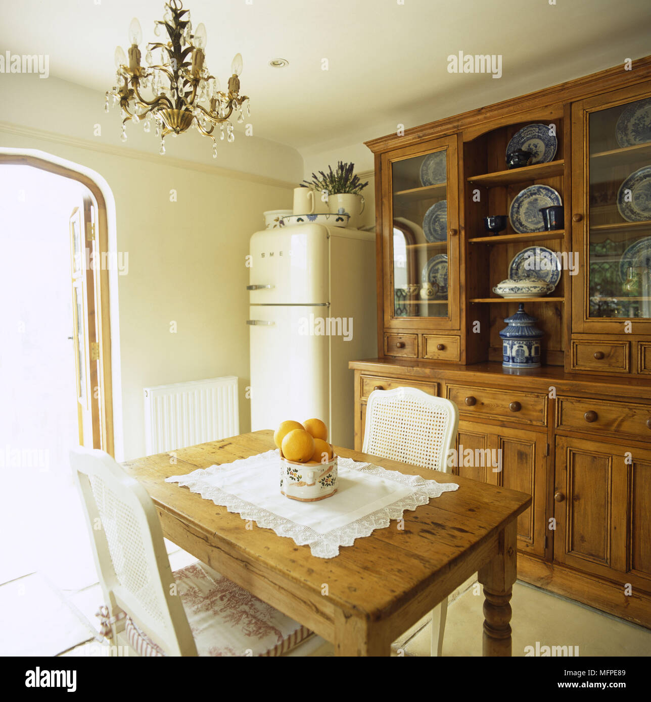 Eine traditionelle Esszimmer mit einem großen Kiefer Kommode anzeigen Blue Ridge China neben einem retro Amerikanischer Kühlschrank und vor einem rustikalen Tisch wi Stockfoto