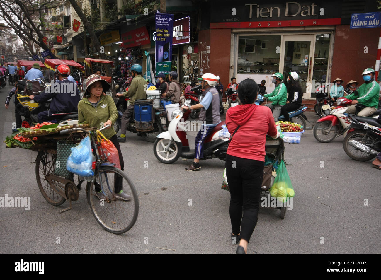 Belebte Straße in Hanoi, Vietnam Stockfoto