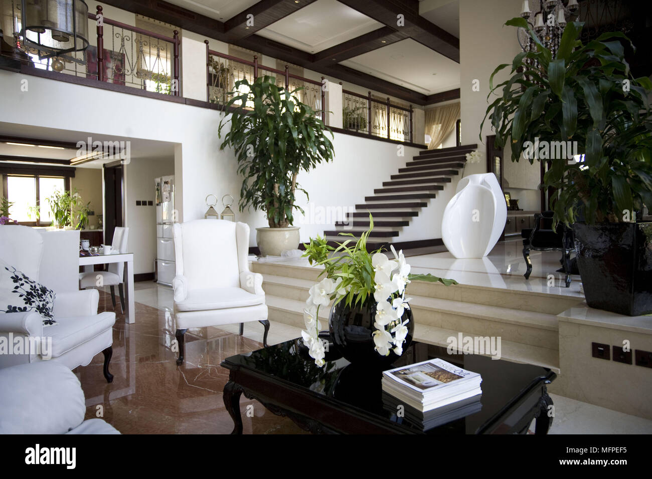Seating High Ceiling Split Level Stockfotos Seating High