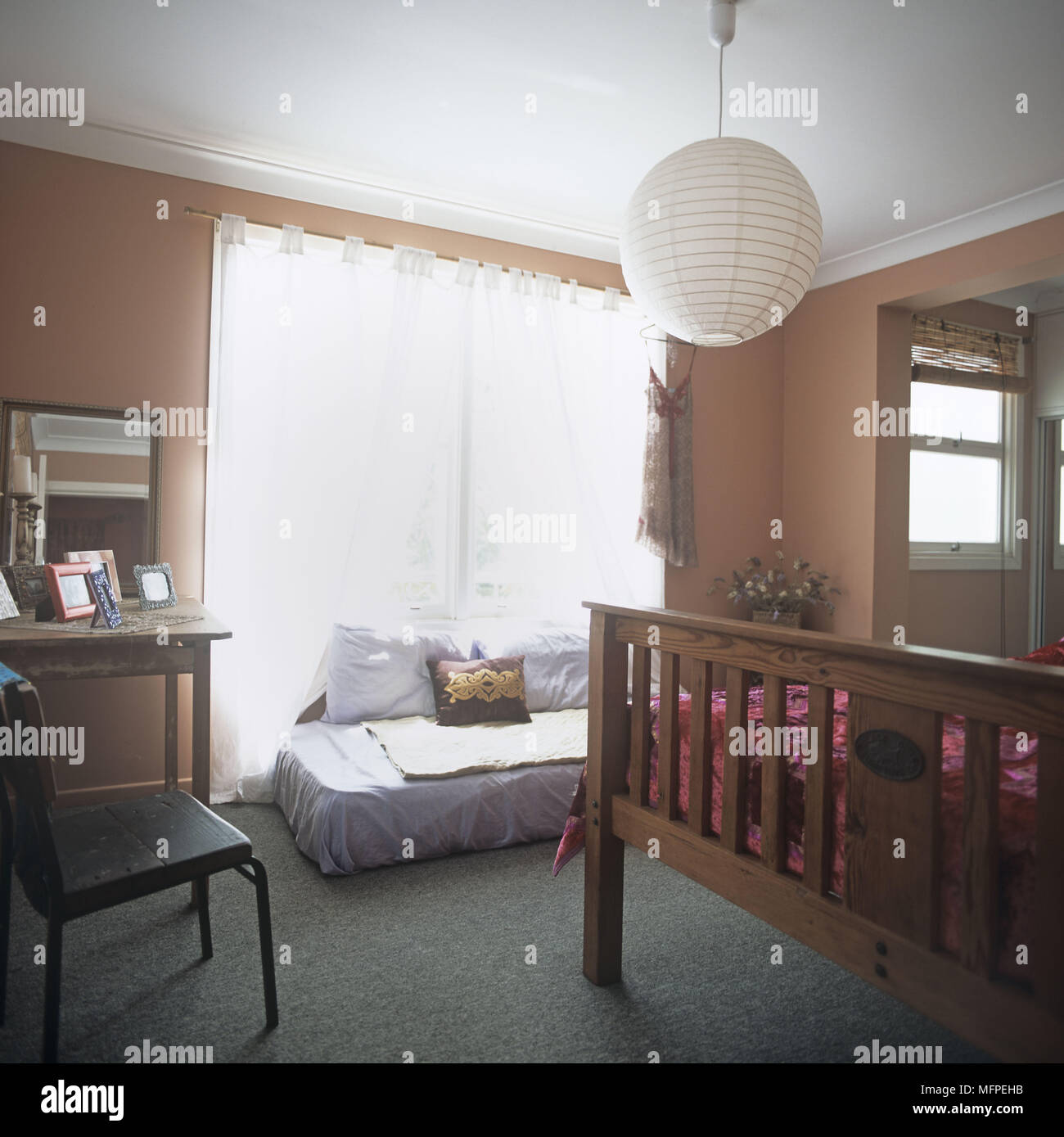 Überblick über ein modernes Schlafzimmer Bett aus Holz Schminktisch Schlafsofa Stockfoto