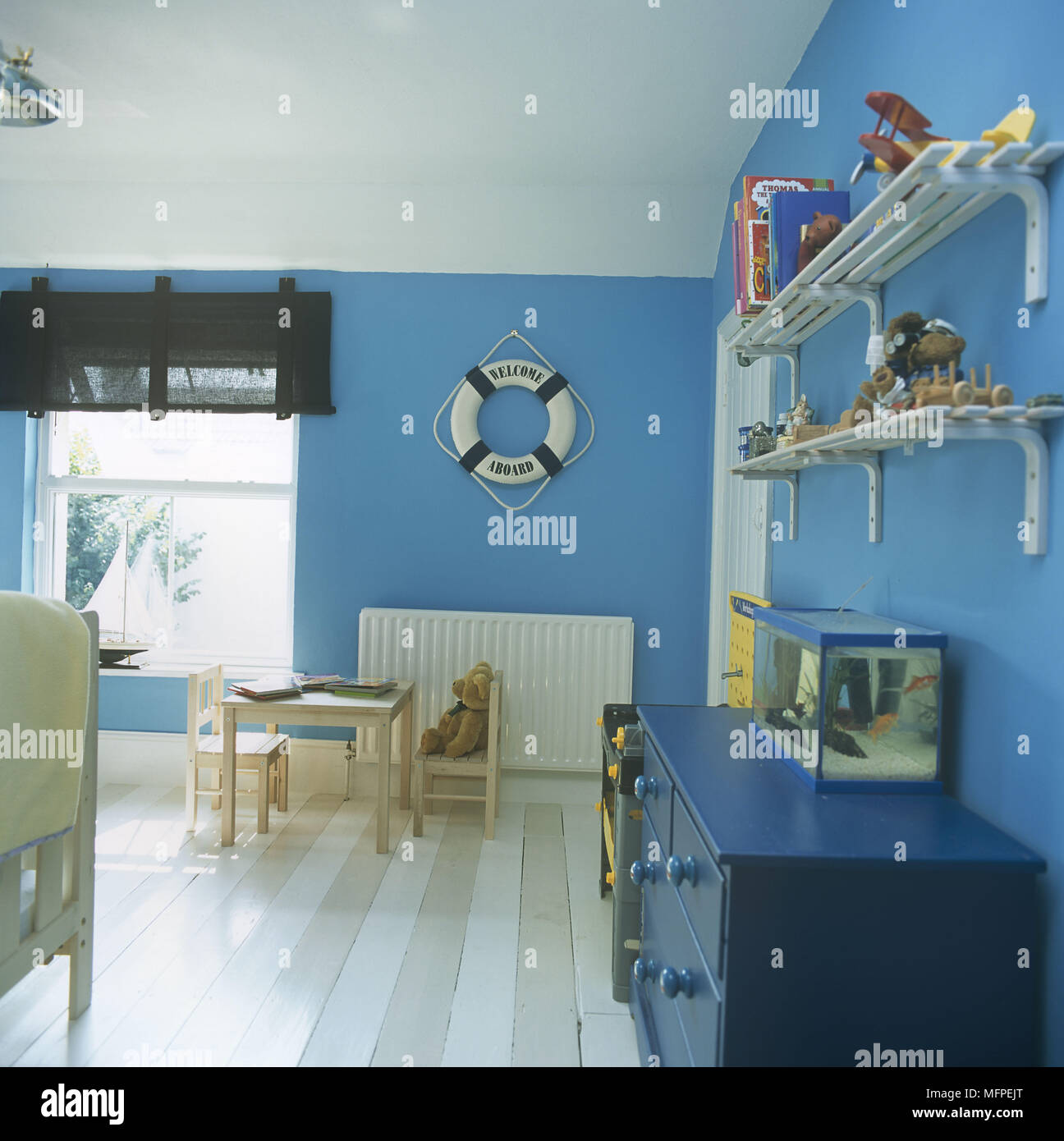 Lagerung und Regale in einem traditionellen Baby? Blaues Zimmer Stockfoto