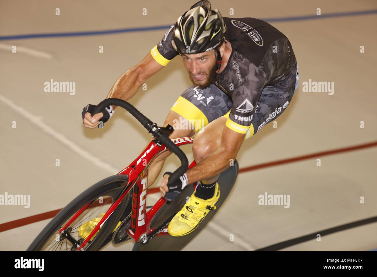 Ein Radweg Racer zeigt alle Anstrengung, als er Rennen für die Ziellinie, Lehigh Valley Cycle Center, Pennsylvania Stockfoto