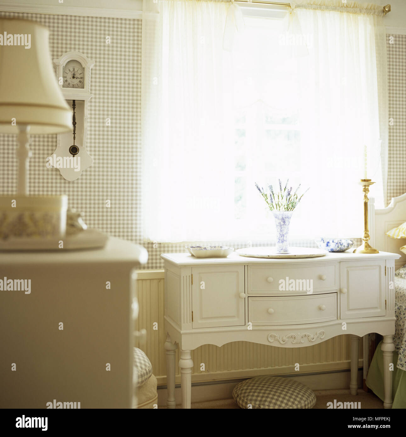 Traditionelle Schlafzimmer Detail weißen Möbeln einschließlich einer  kleinen Kommode mit einer Vase mit Lavendel auf der Oberseite vor einem  Fenster Stockfotografie - Alamy