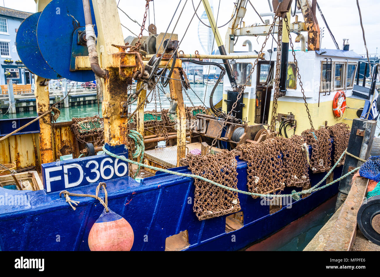 Nahaufnahme eines Fischtrawler günstig gegen das Kai in Portsmouth Harboour. Stockfoto