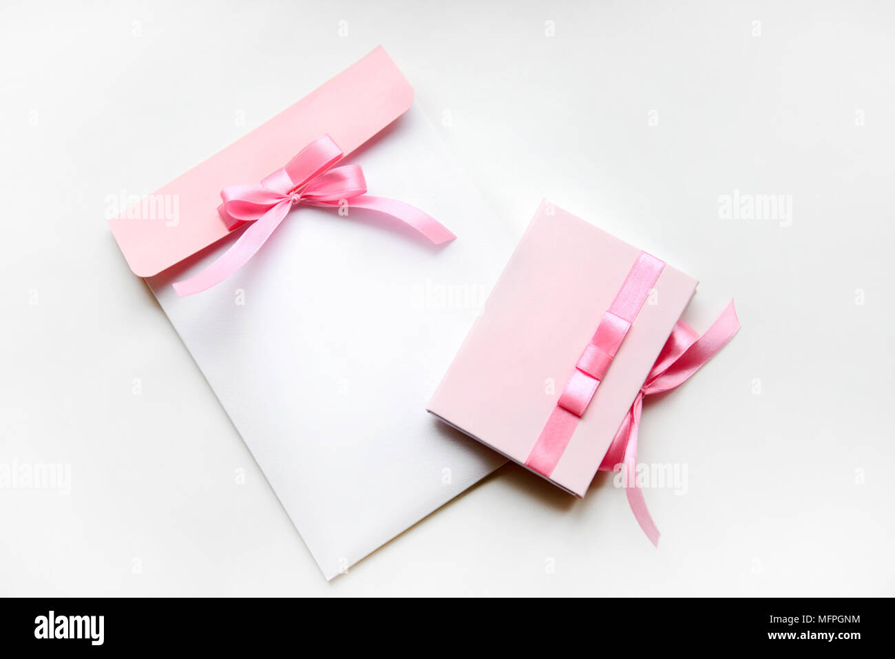 Geschenk mit leeren Raum in rosa Farbe einstellen Stockfoto