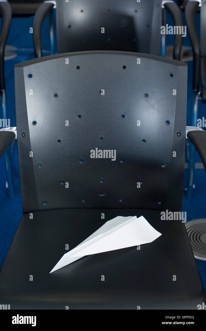 Nahaufnahme eines Papiers, das Flugzeug auf einem Bürostuhl Ref: CRUSC 10020 040 obligatorische Credit: Staurt Cox/Photoshot Stockfoto