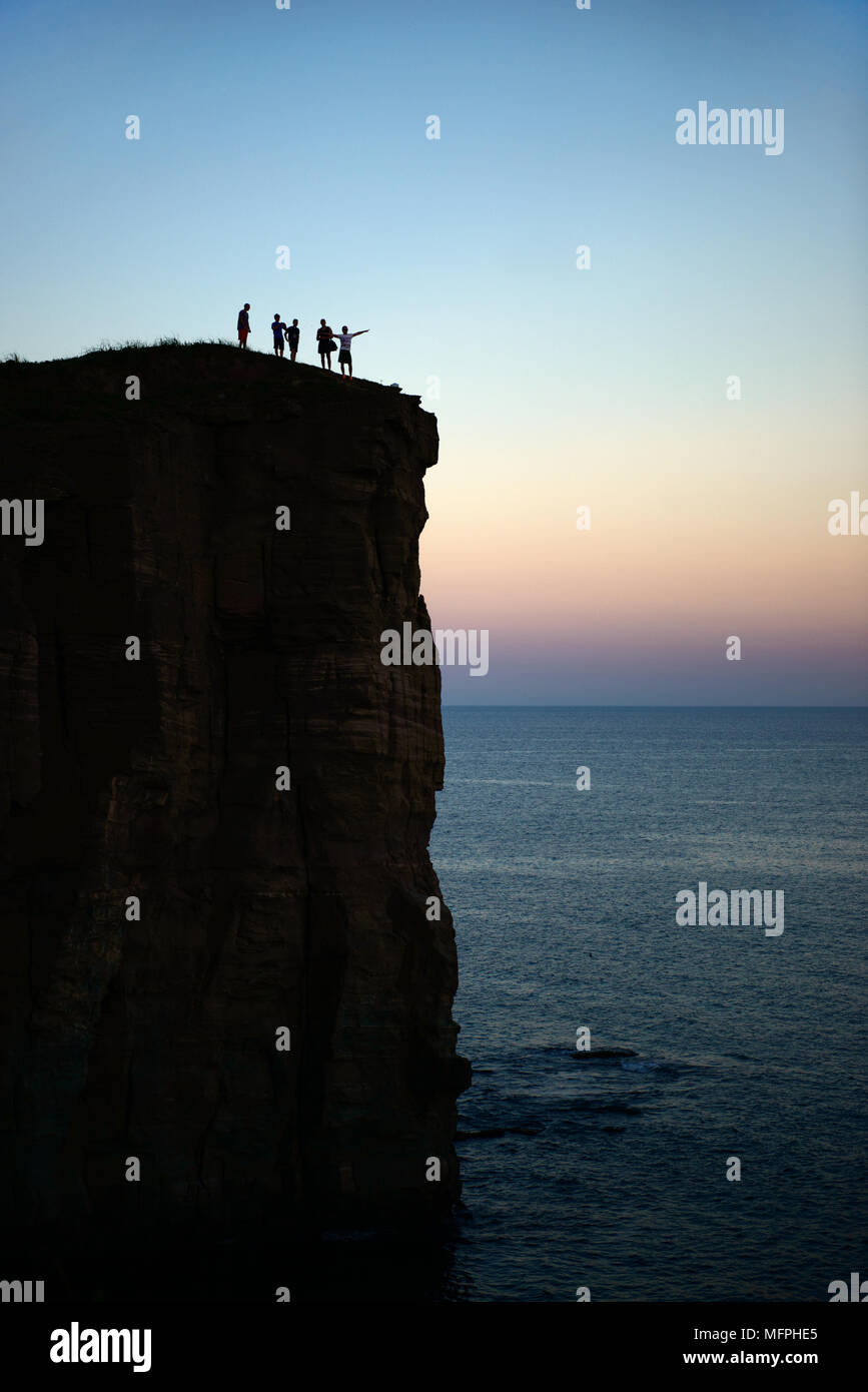 Die Menschen auf dem Felsen über dem Meer Stockfoto