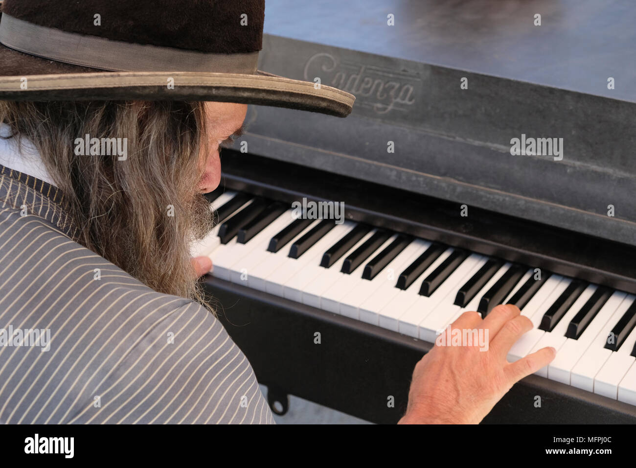 Ultra-orthodoxe Juden Klavier spielen Stockfoto