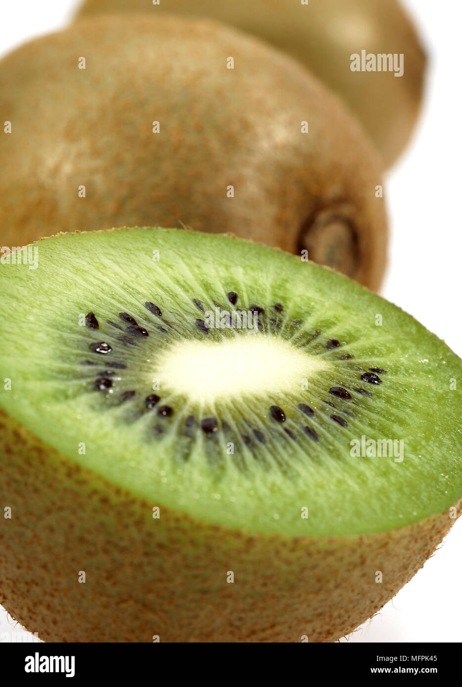Kiwi, Schnitt Chinensis, Früchte vor weißem Hintergrund Stockfoto