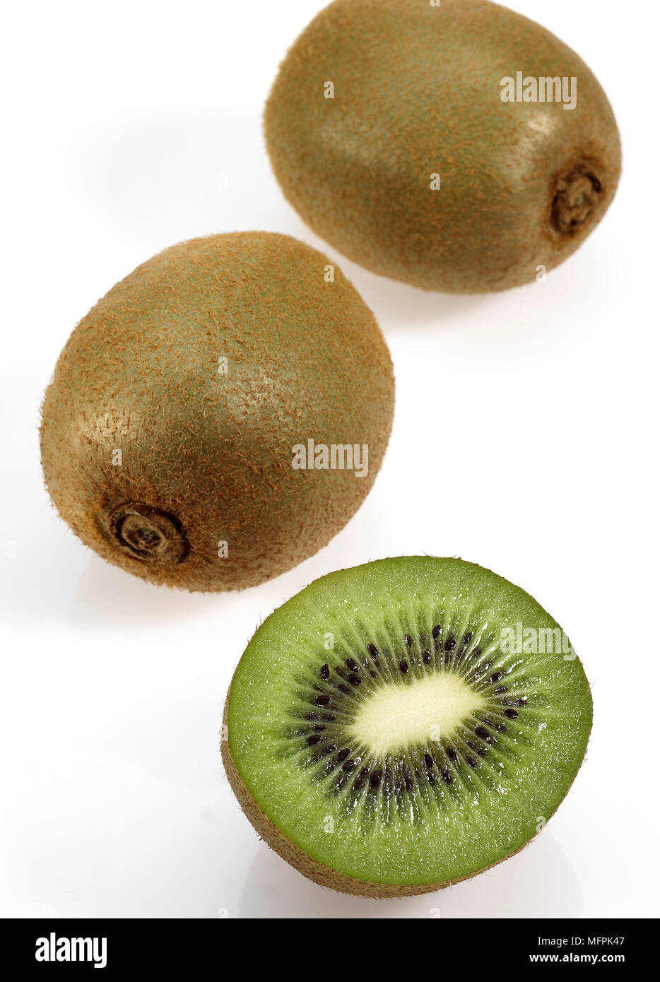 Kiwi, Schnitt Chinensis, Früchte vor weißem Hintergrund Stockfoto
