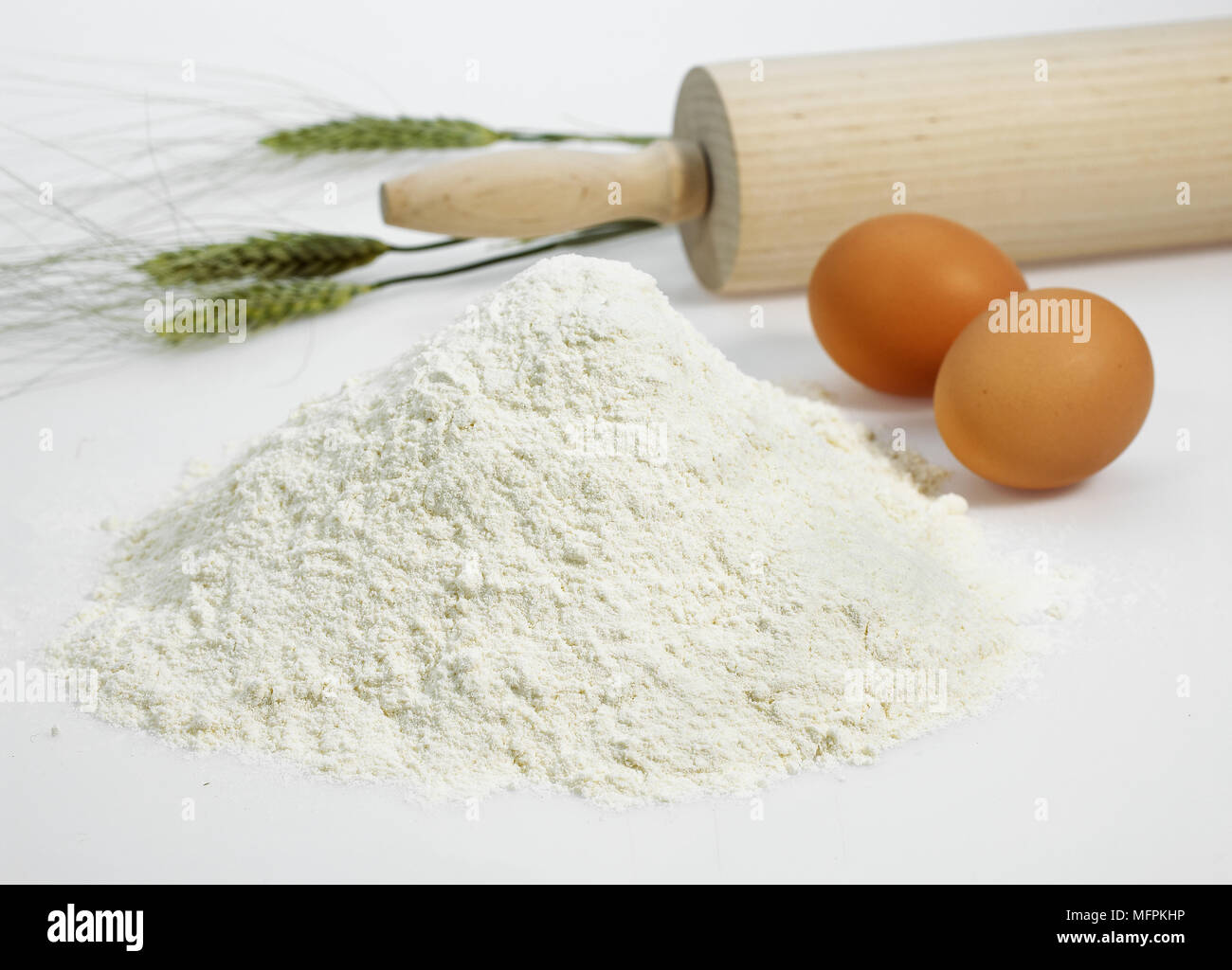 Weizen-Mehl und Eiern, Kuchen Zutaten Stockfoto