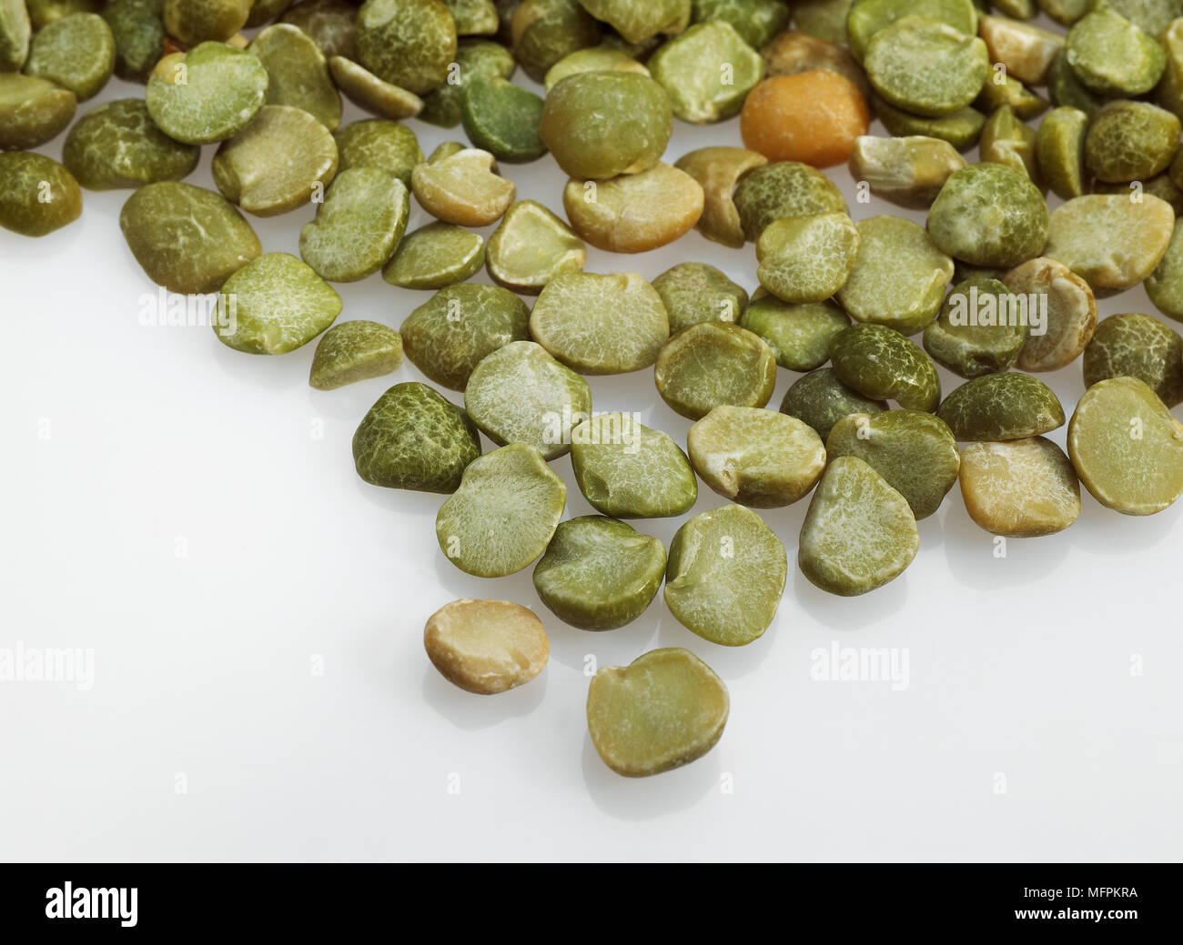 Split-Erbsen, Pisum Sativum, trockenes Gemüse vor weißem Hintergrund Stockfoto