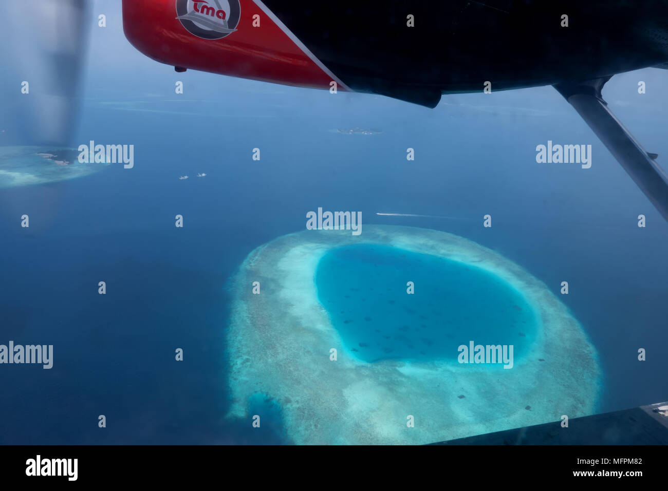 Luftaufnahme der Atolle, Inseln, Malediven, Asien, Indischer Ozean. Inselgruppe, das Resort im tropischen Paradies von Himmel am Flugzeug, Flugzeug, Wasserflugzeug gesehen, f Stockfoto