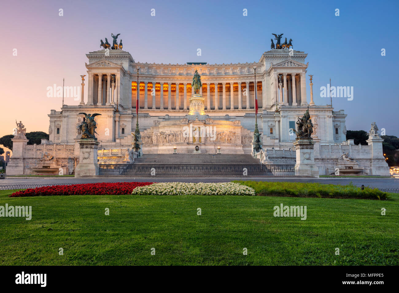 Rom. Stadtbild Bild des Denkmal von Viktor Emanuel II., Venezia, in Rom, Italien bei Sonnenaufgang. Stockfoto