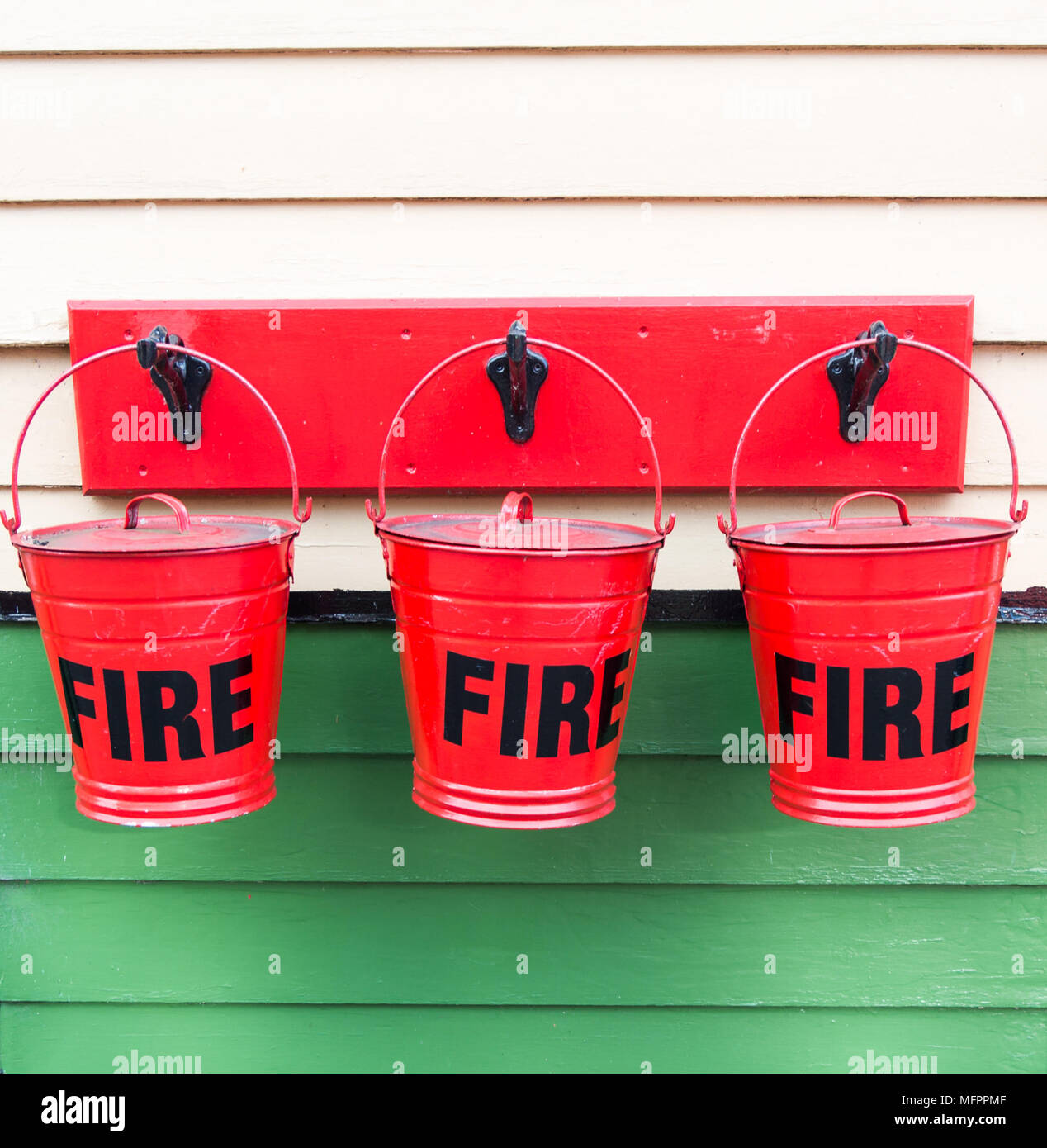 Rotes Feuer Eimer Stockfoto