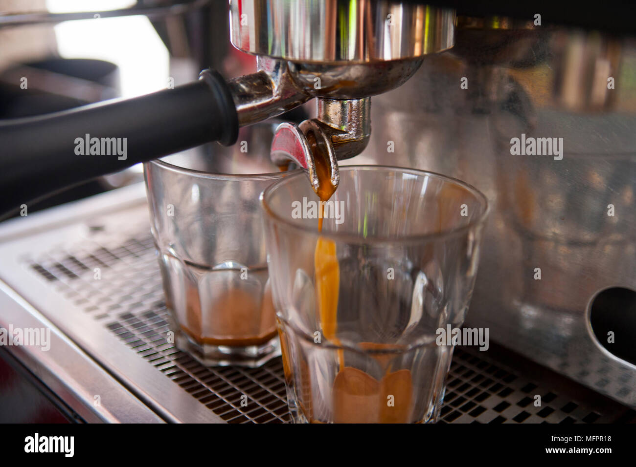 Barista Vorbereitung einen Cappuccino flache weiße mit Latte Art Stockfoto