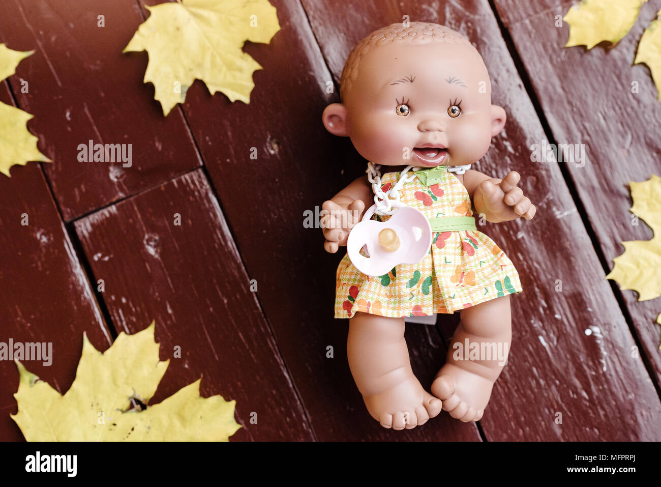 Süße Puppe im Hintergrund Stockfoto