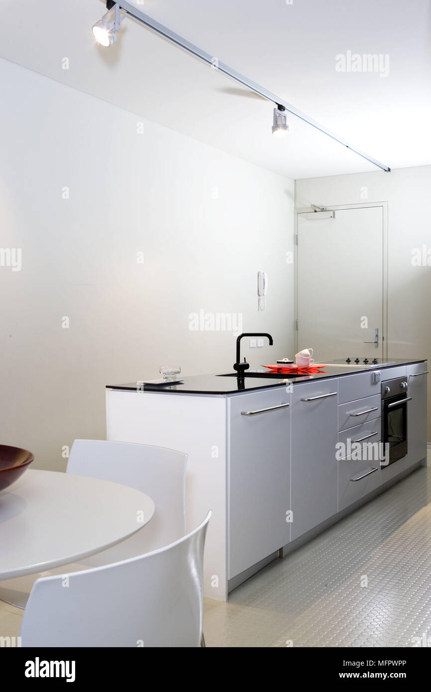 Zentrale Insel Einheit in moderne, weiße Küche Stockfoto