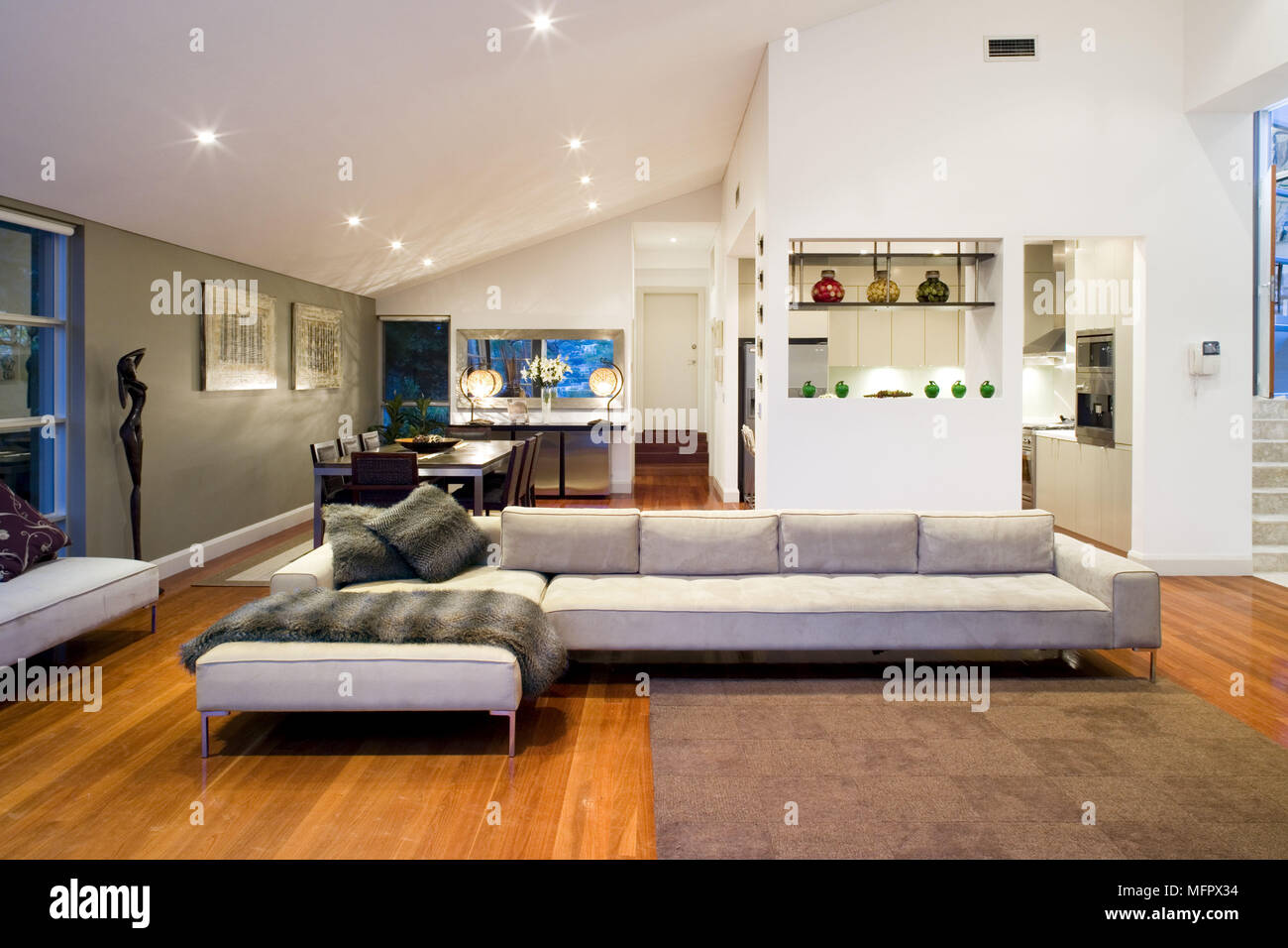 L Formigen Sofa In Moderne Geraumige Offene Wohnzimmer