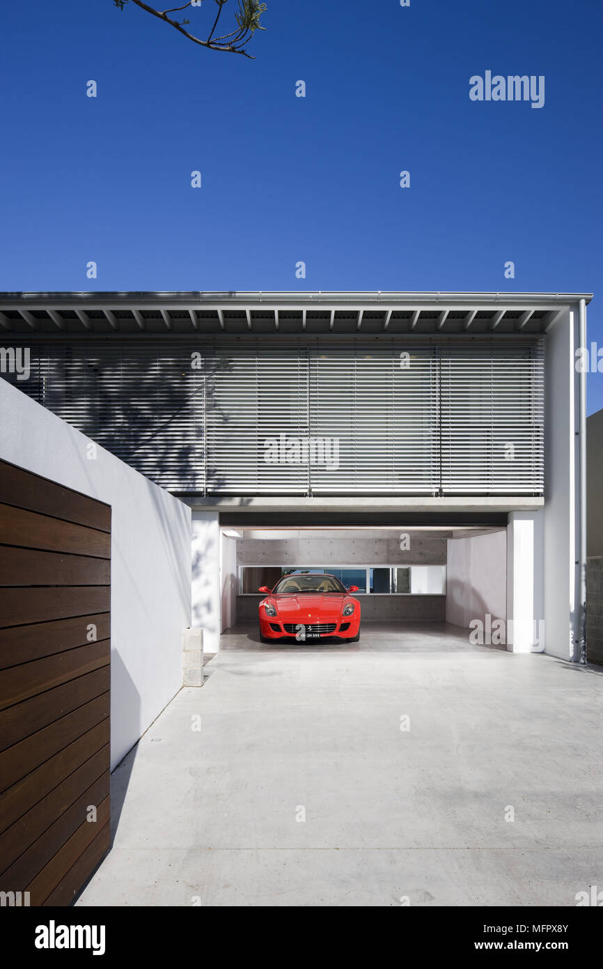 Rotes Auto In Tiefgarage Modernes Haus Stockfoto Bild 181827099