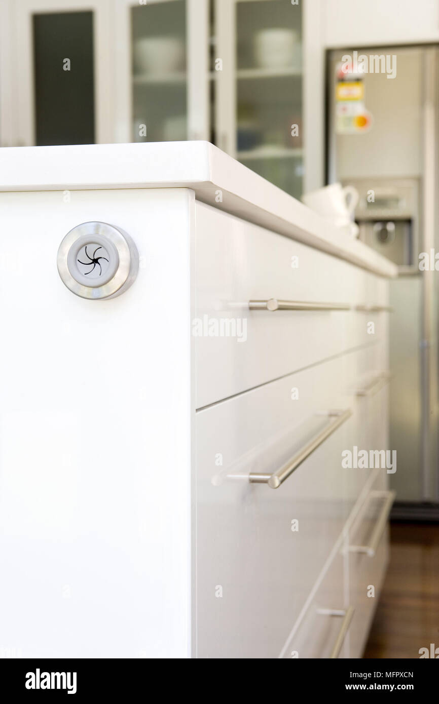 Handtuchhalter an der Seite der zentrale Insel Einheit in der modernen zentraler Kochinsel in der Küche Stockfoto