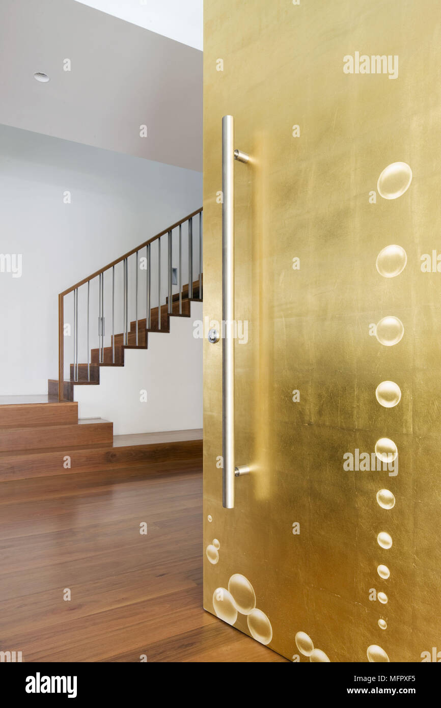 View letzten gold Tür zu modernen Flur Stockfoto