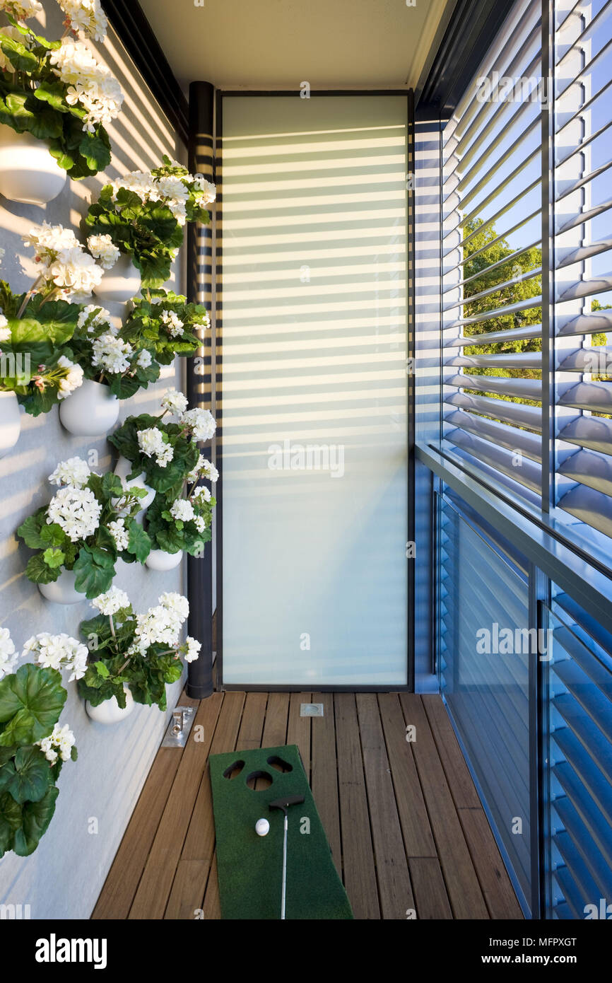 Weiße Pflanzen in der Wand montierten Töpfe in der modernen Flur Fenster  mit Jalousien Stockfotografie - Alamy