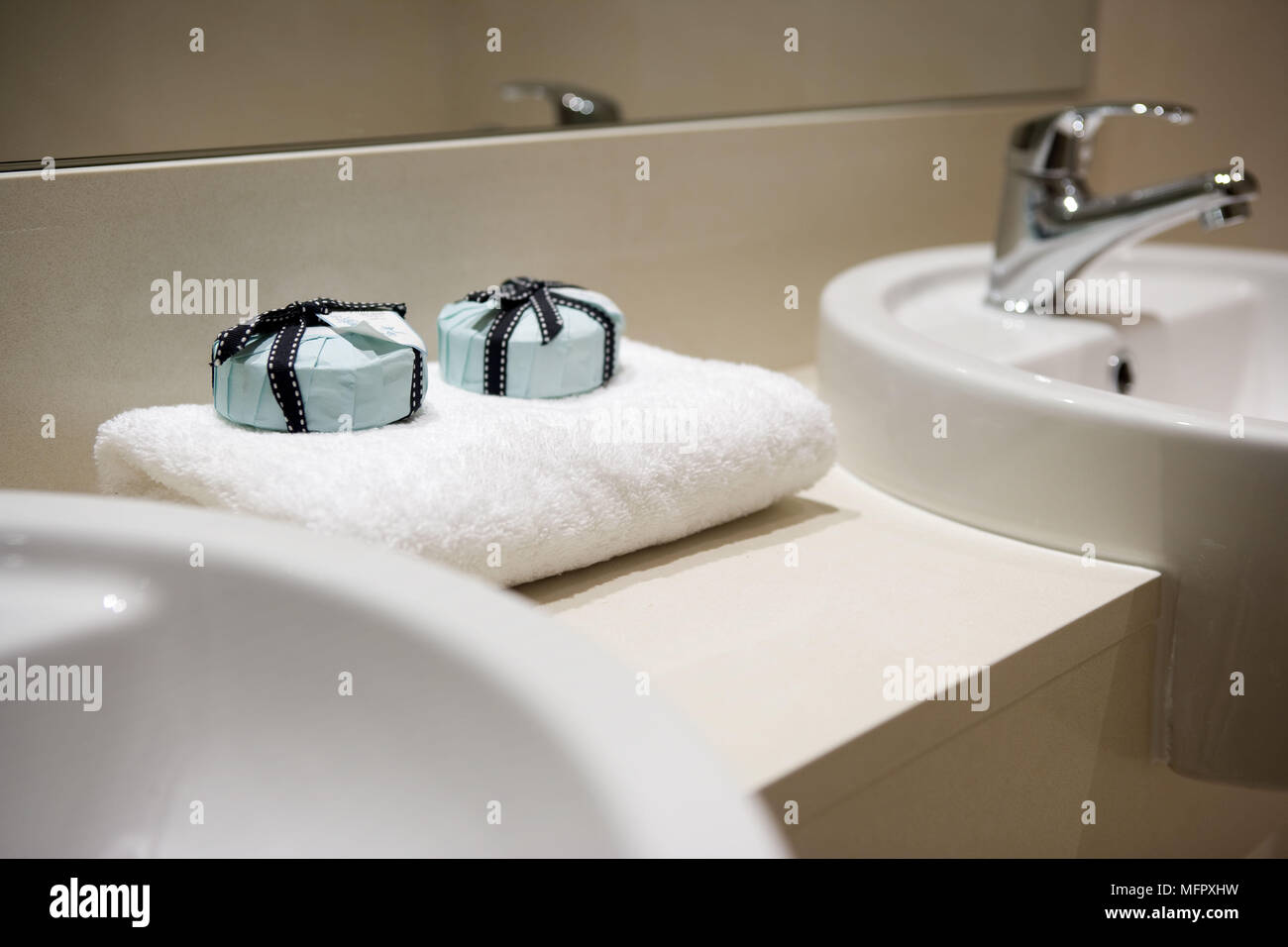 Wickelte Seifen auf FLANELL zwischen Waschbecken in modernes Bad Stockfoto