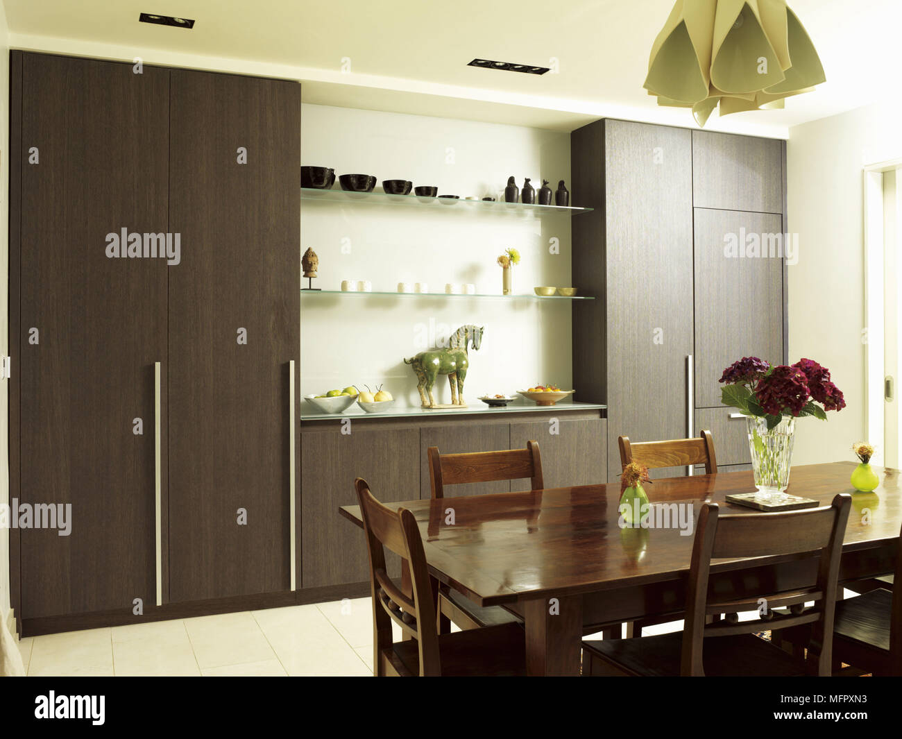 Bauernküche Weiße Schränke - Weiße Schränke in Küche mit hellgrauer