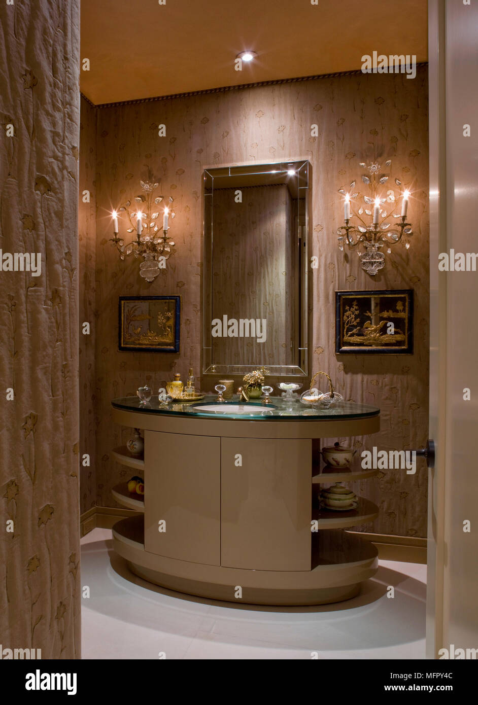 Blick durch die offene Tür zu Waschbecken Waschtisch im traditionellen Stil Badezimmer Set Stockfoto