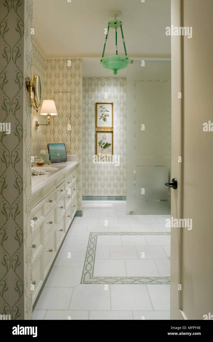 Blick durch die offene Tür zu traditionellen Stil Badezimmer mit Einbauschrank Einheiten Stockfoto